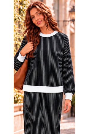 CT11961E<br/>comfortable with our STRIPE Knit LONG SLEEVE Sweater. This versatile pullover features a classic crew neck, flatteringlo